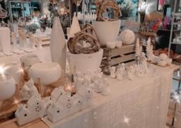 Winterliche Weihnachsdeko aus Porzellan - Adventskerzenhalter, Engel, Tannen und Vasen
